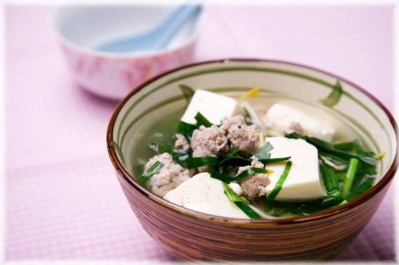​​​​​​​Canh hẹ đậu hũ nấu với thịt băm rất ngọt mát