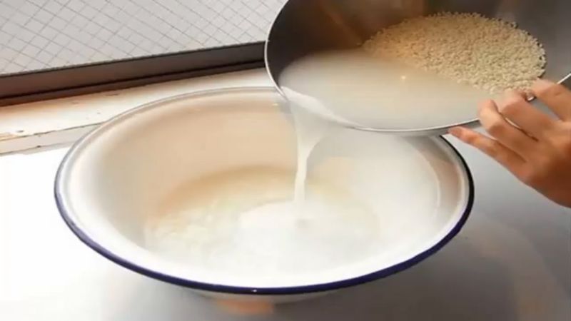 Sau khi vo gạo, bạn hãy ngâm nó trong nước sạch
