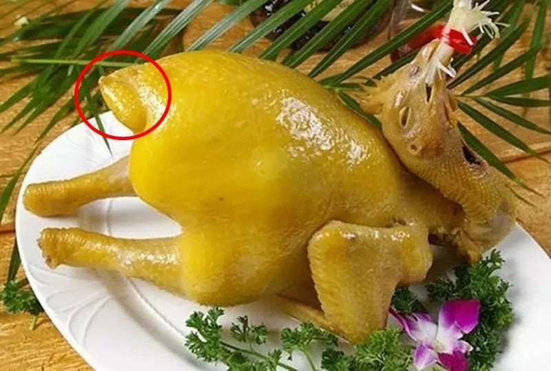 Cần cắt bỏ phần phao câu trước khi luộc gà