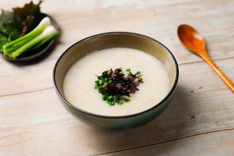 Ảnh 11: Bạn có thể thêm tía tô, thịt băm vào cháo tùy theo sở thích