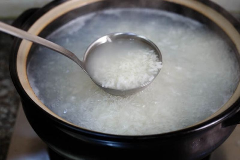 Ảnh 3: Nấu gạo với nước sạch để có món cháo trắng