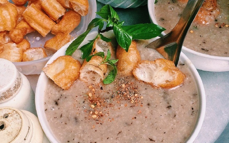 Thưởng thức cháo cùng quẩy hoặc bánh tráng nướng sẽ ngon hơn