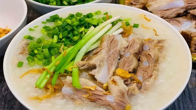 Cháo nấu từ sườn là món ăn được chế biến từ những nguyên liệu quen thuộc