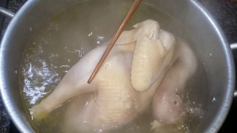 3: Chú ý để nước luộc ngập kín phần gà