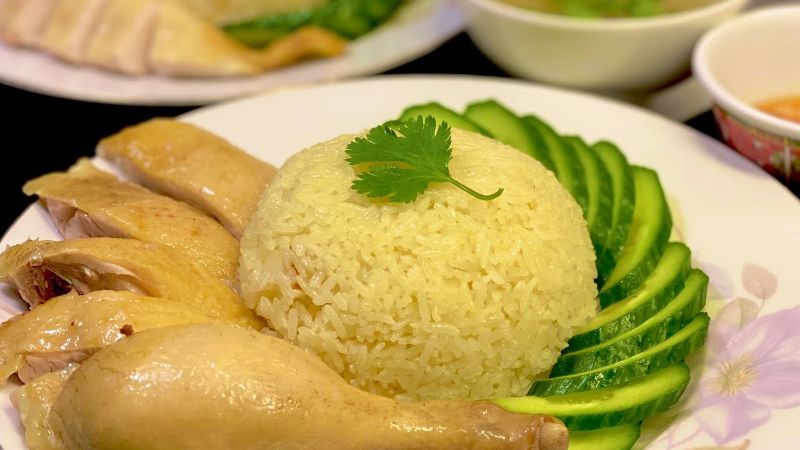 8: Không chỉ dưa leo, bạn cũng có thể chuẩn bị thêm các loại rau khác để ăn kèm cơm gà Hải Nam