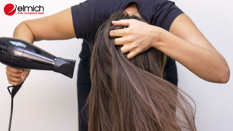 Hình 1: Sấy tóc kiểu cúi đầu