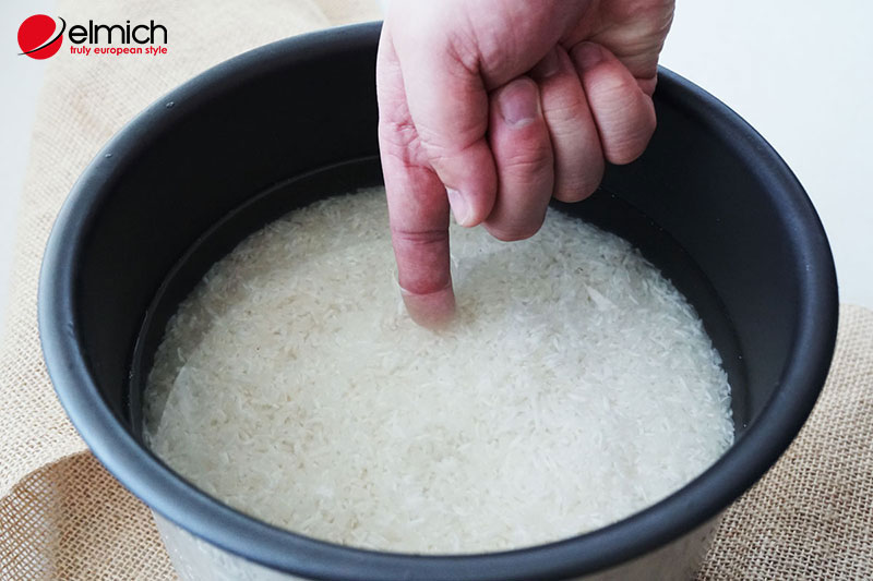 Hình 2: Đong nước chưa chính xác khiến cơm bị sống
