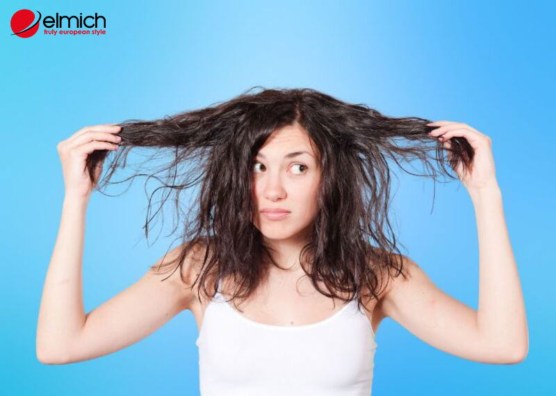 Hình 2: Thời gian chờ tóc khô quá lâu làm ảnh hưởng đến chất tóc của bạn