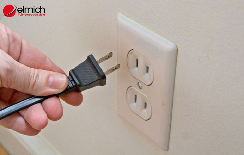 Hình 2: Kiểm tra xem ổ cắm có vào điện không