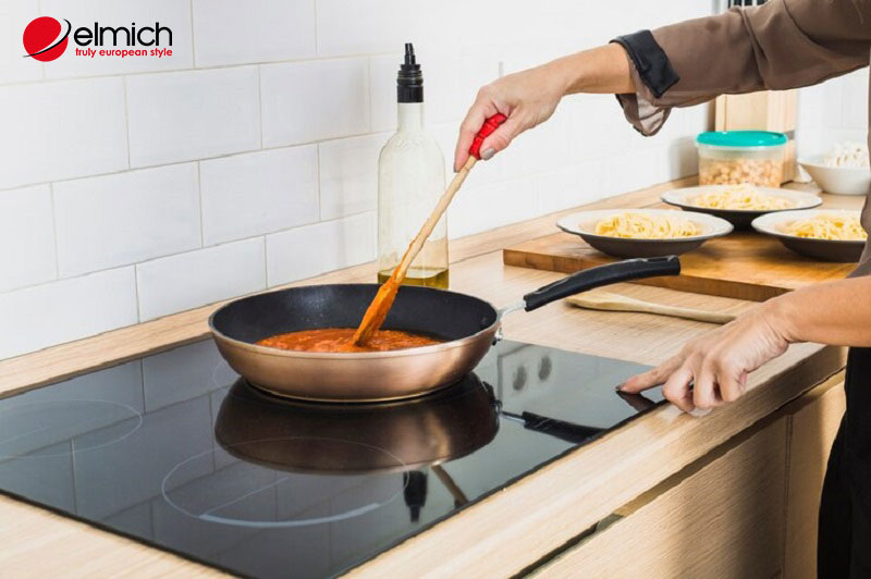 Hình 3: Hạn chế đặt các thiết bị điện tử cạnh bếp
