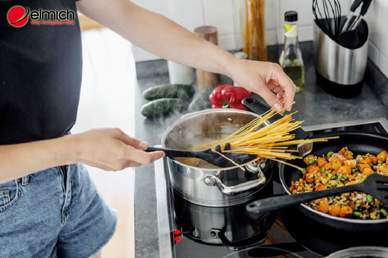 Hình 4: Nên tắt bếp trước khi hoàn thành việc nấu ăn 1-2 phút