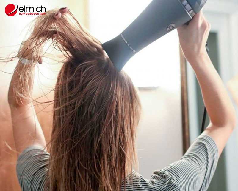 Hình 4: Mẹo sấy tóc khô nhanh không gây hại mái tóc - Chọn mức nhiệt phù hợp và giữ khoảng cách an toàn giữa máy sấy và tóc
