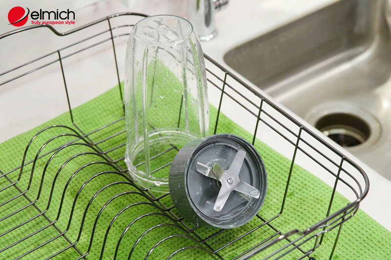 Hình 6: Vệ sinh đúng cách đảm bảo lưỡi dao luôn sắc bén