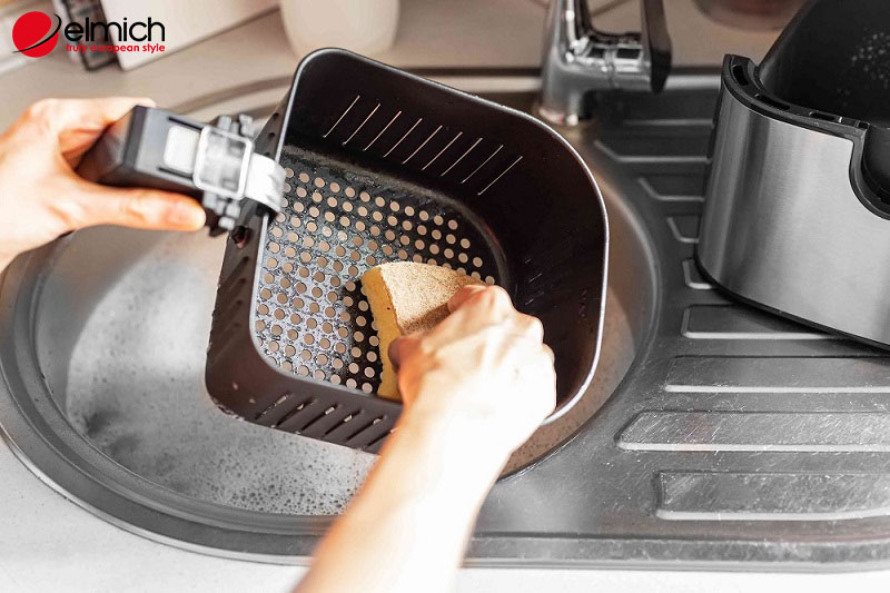 Hình 6: Vệ sinh nồi đúng cách sau khi sử dụng