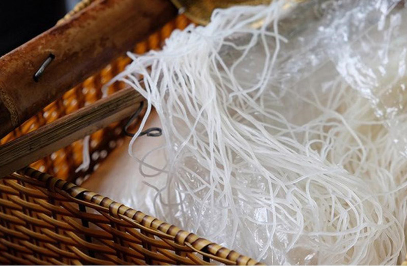 Trụng hủ tiếu