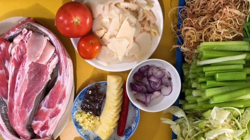 Ảnh 2: Các nguyên liệu cơ bản cho một nồi lẩu cá thơm ngon