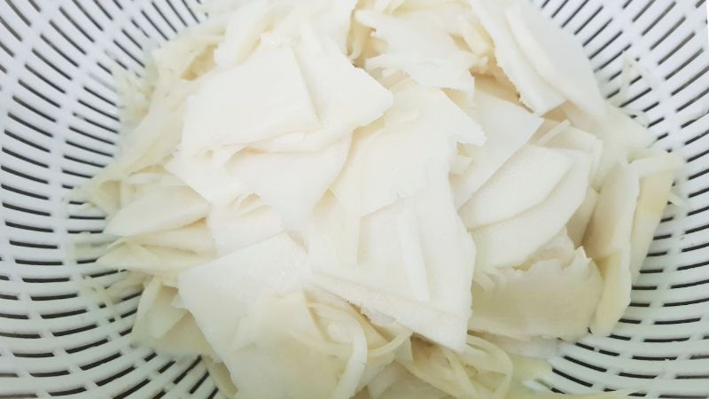 Ảnh 4: Măng sau khi cắt nhỏ, rửa sạch nên luộc qua nước nóng với 1 chút muối để măng hết đắng, hết độc chất còn tồn lại