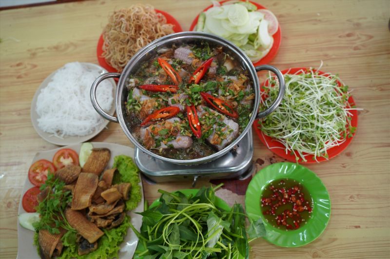 Ảnh 9: Cách trình bày nồi lẩu cá đuối đơn giản nhất