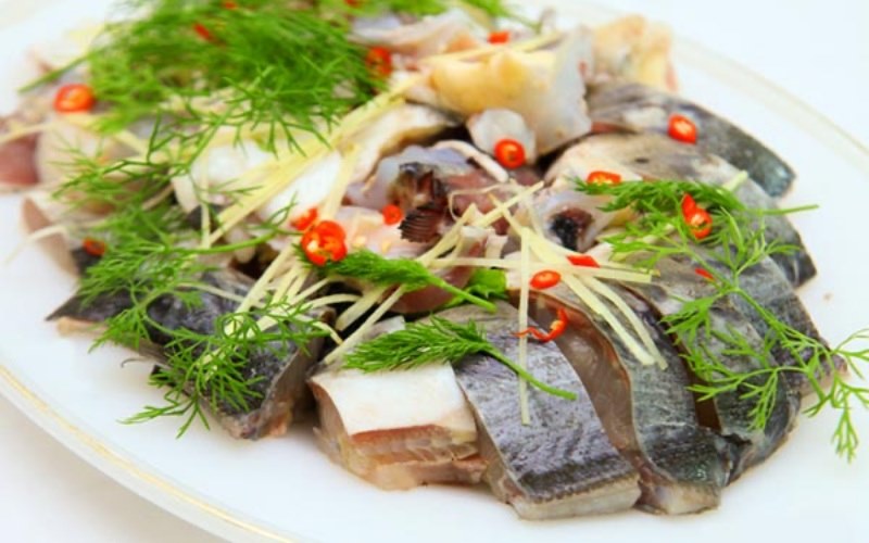 Sơ chế cá trước khi nấu lẩu là bước rất quan trọng
