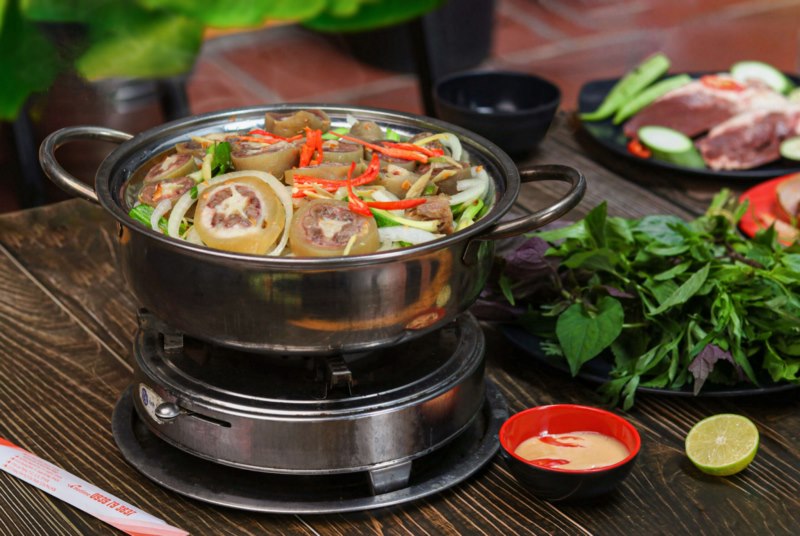 Lẩu đuôi bò chua cay có hương vị rất riêng, ăn lạ miệng