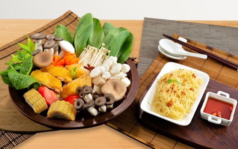 Nhúng các loại rau, nấm để ăn kèm