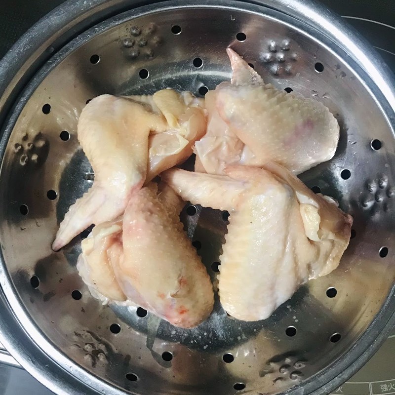 Rửa sạch thịt gà dưới dòng nước sạch