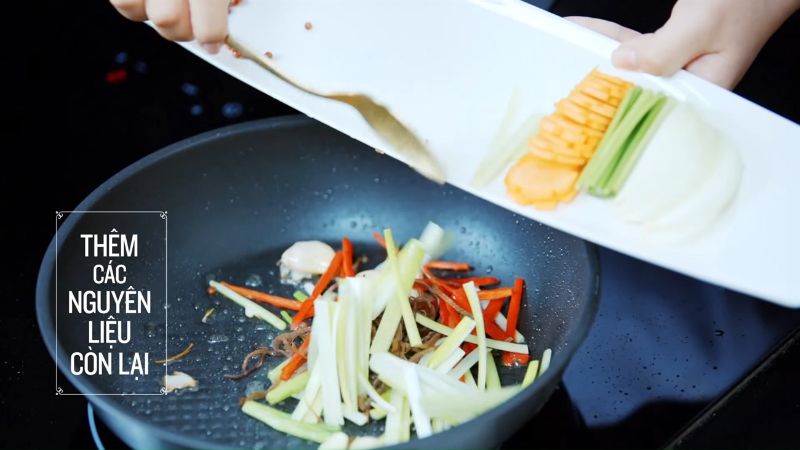 Ảnh 12: Xào các loại rau củ