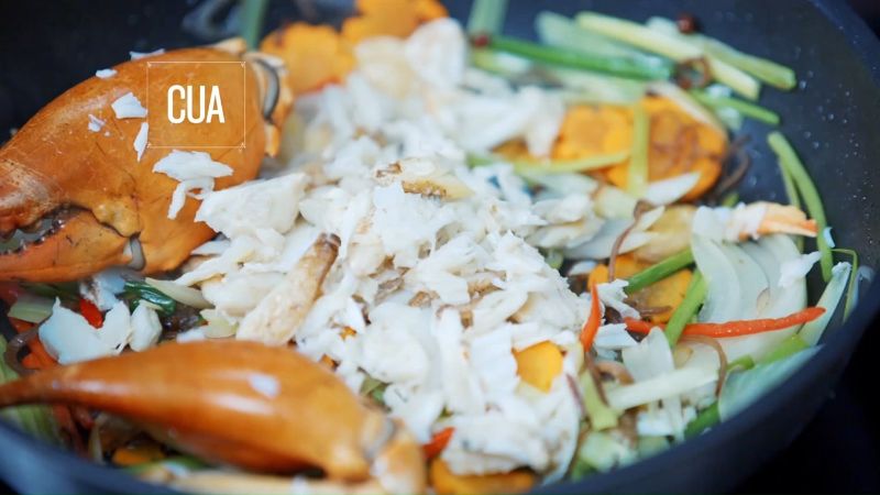 Ảnh 13: Xào thịt cua cho ngấm gia vị