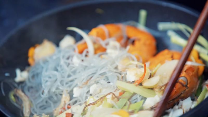 Ảnh 14: Cho miến vào xào