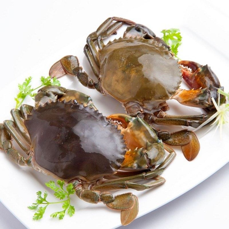 Ảnh 5: Bạn ướp cua với một chút gia vị trước khi luộc
