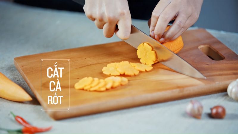 Ảnh 8: Tỉa hoa, cắt lát cà rốt