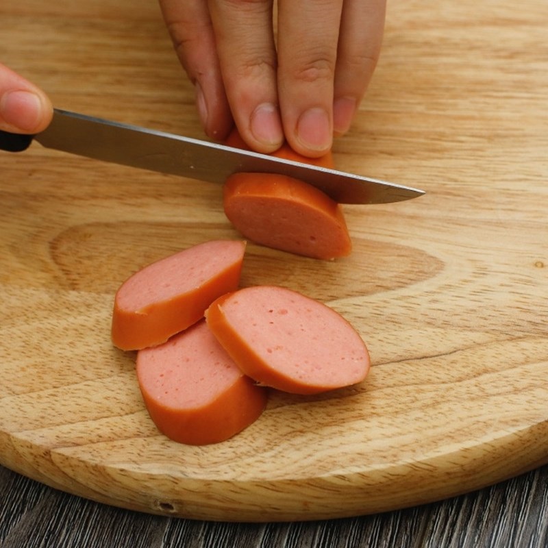 Hãy cắt xúc xích thành từng miếng xéo