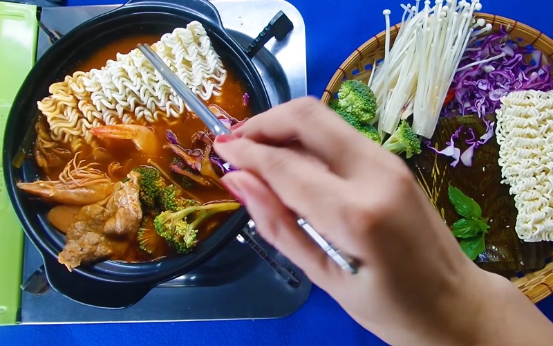 Ảnh 6: Lưu ý: nhớ khuấy đều nhẹ để sợi mì được tơi
