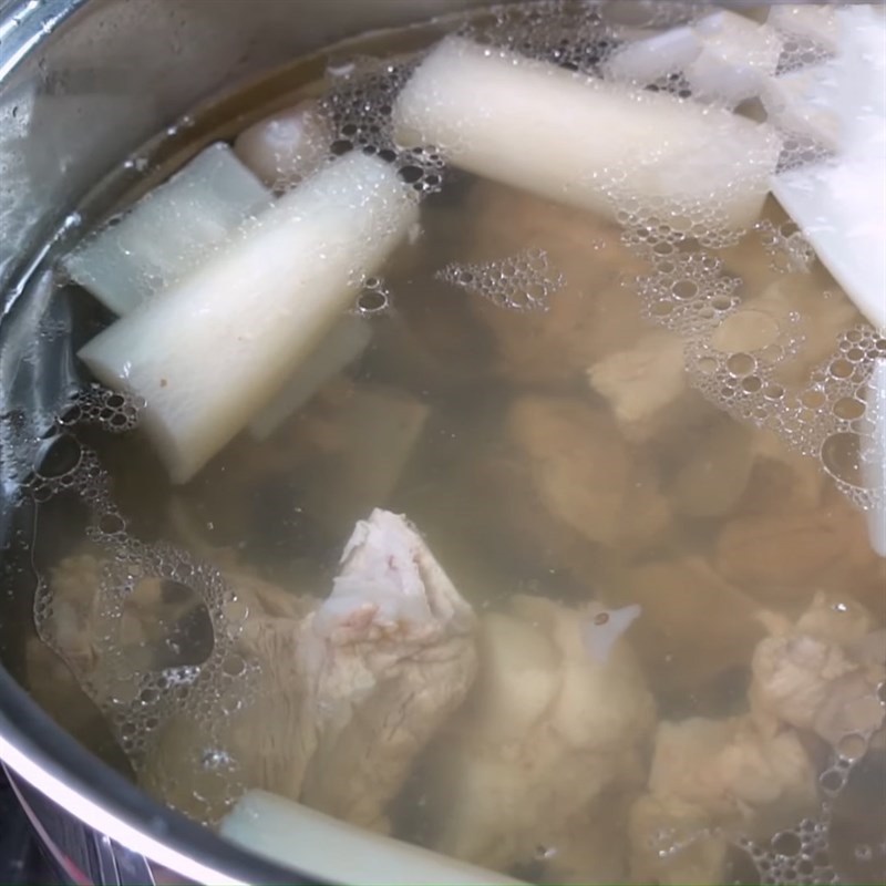Hầm xương heo cùng hành tây, củ cải trắng để có nước dùng ngon