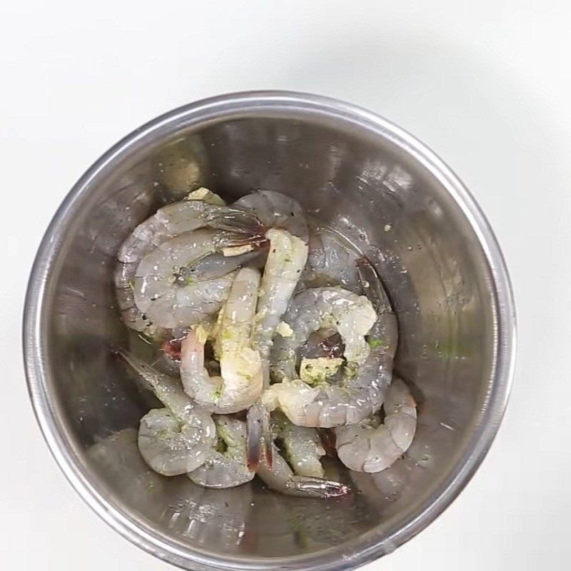 Làm sạch tôm và ướp gia vị