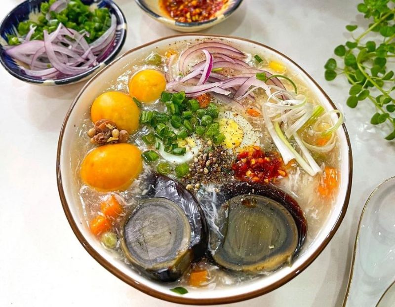 10: Súp cua có thể ăn kèm hành khô, trứng bắc thảo hoặc lòng đỏ trứng sống đều rất ngon