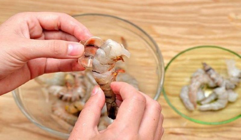 7: Tôm làm sạch, thái nhỏ để nấu súp cua ngon và đậm vị