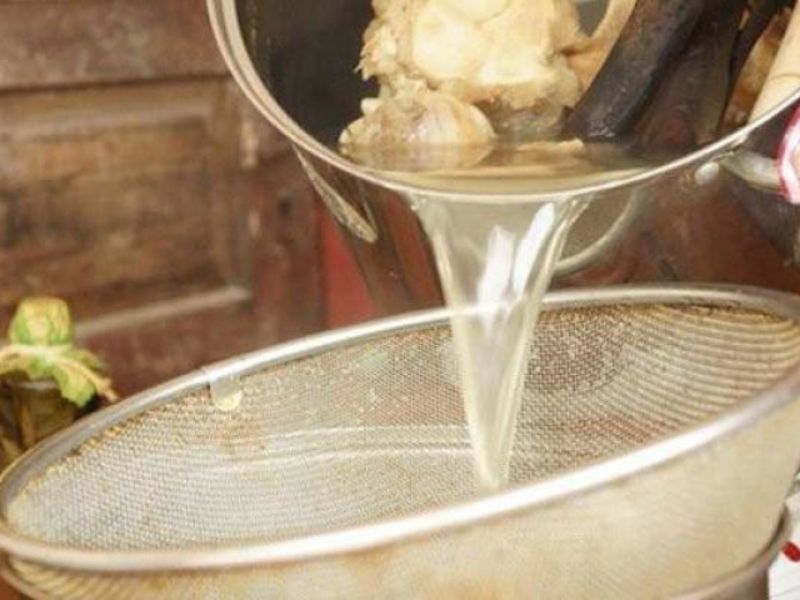 8: Lọc nước hầm xương qua rây để nước trong và ngọt hơn