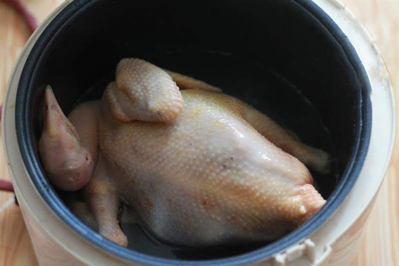 Ảnh 3: Luộc gà trên lửa lớn để gà chín đều