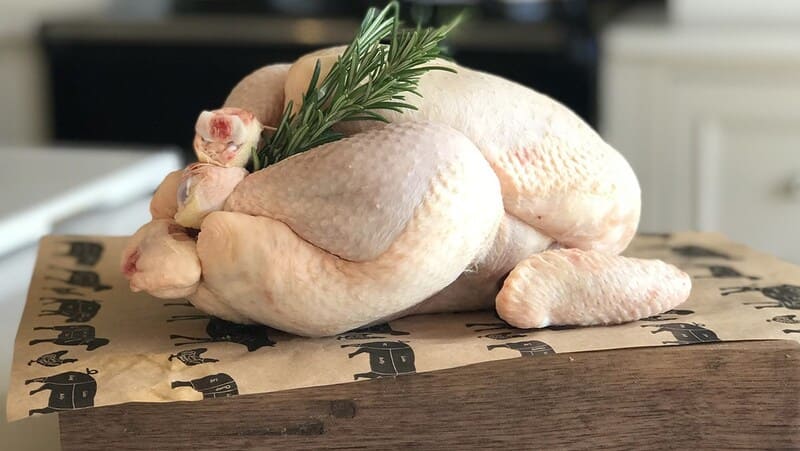 Ảnh 9: Nên mua thịt gà có lớp da bên ngoài hơi vàng nhẹ