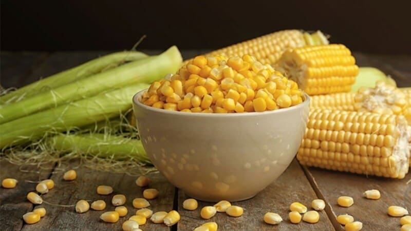 Ảnh 4: Tách hạt ngô rồi cho vào nồi luộc