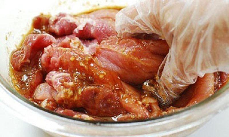 Ảnh 12: Ướp dầu hào kỹ một chút sẽ làm thịt gà đậm vị hơn khi nấu