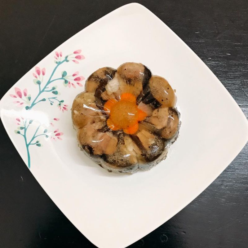 Ảnh 15: Một cách đơn giản là bạn đổ thịt vào từng bát nhỏ, ăn đến đâu bỏ ra đến đó
