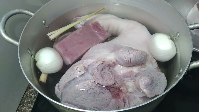  Ảnh 4: Chân giò, tai heo sau khi luộc cần ngâm trong nước lạnh để giòn và trắng hơn