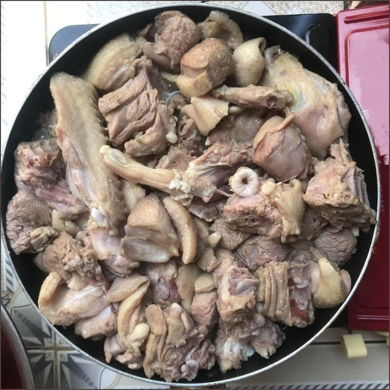 Xào sơ qua thịt vịt trên bếp đến khi thịt săn lại