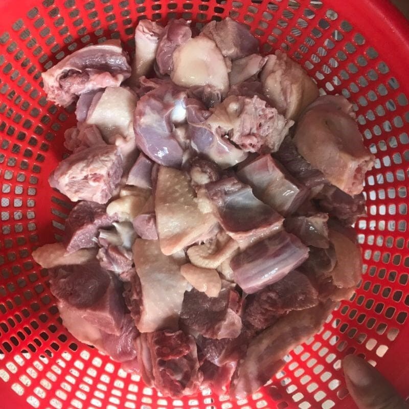 Ảnh 2: Rửa sạch thịt vịt và chặt nhỏ thành từng miếng vừa ăn