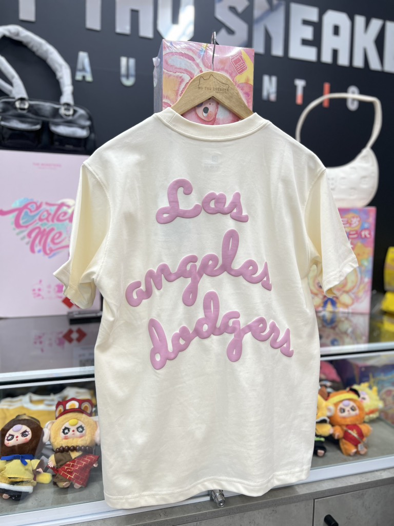 áo new era begie chữ LA tím