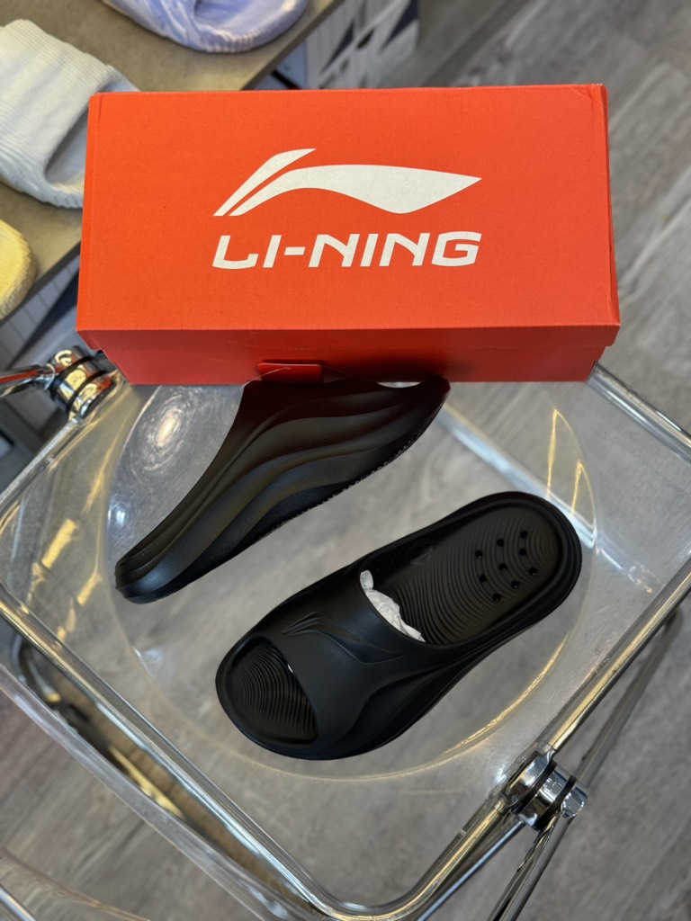Dép Li-ning đen nguyên khối