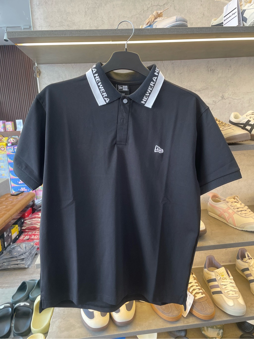 áo new era polo đen cổ viền trắng