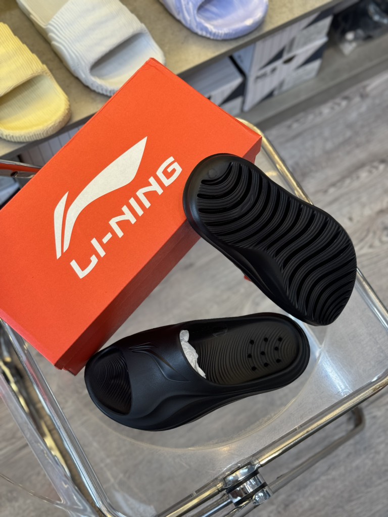 Dép Li-ning đen nguyên khối